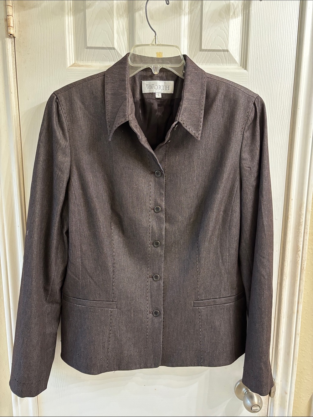 Worth top stitch fully lined fitted jacket.